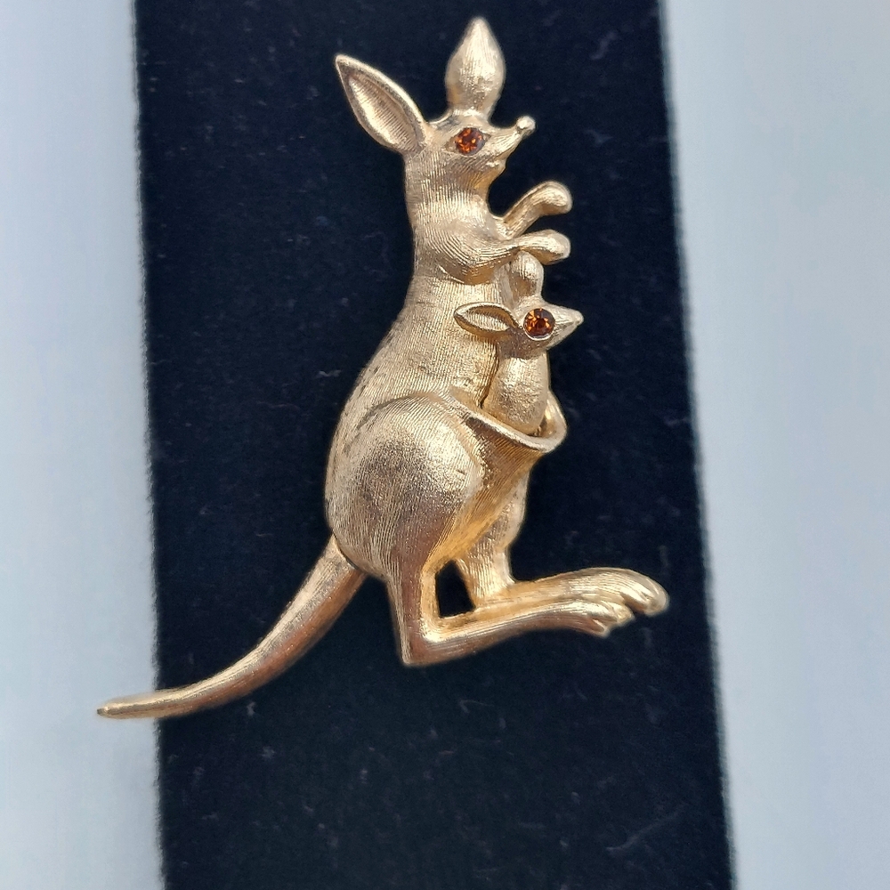 Avon Vintage Kangaroo & Joey, tail is movable!